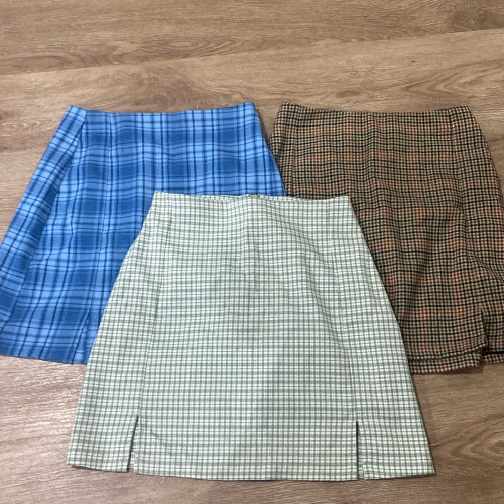 3 john Galt(brandy) skirts!!!! 1Size but I would say they’re about and xs!!!